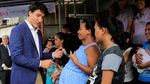 Gaya PM Kanada Trudeau Gendong Bayi dan Beli Fast Food di Manila
