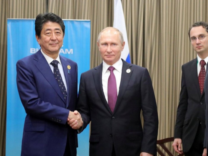 Bertemu PM Abe di Vietnam, Putin Bahas Perjanjian Damai