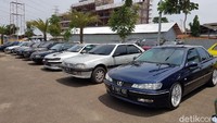 Mobil-mobil klasik yang tak kalah kerannya terjejer rapi di pelataran parkir Grand Kota Bintang, Bekasi, Jawa Barat. Foto: Rangga Rahadiansyah