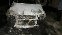 Mobil yang ada di sekitar lokasi turut hangus terbakar (Foto: Dok. Istimewa)
