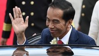 Jokowi di Manila akan menghadiri KTT ASEAN ke-31 dan bertemu dengan PM Jepang Shinzo Abe. (Foto: Dok. Manan Vatsyayana/AFP)