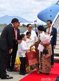 Jokowi-Iriana Disambut Tarian dan Seikat Bunga Saat Tiba di Filipina