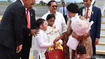 Foto: Mesranya Jokowi yang Gandeng Iriana Saat Tiba di Manado
