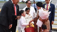 Kedatangan keduanya di Manila disambut tarian-tarian dan bunga (Foto: Laily Rachev/Biro Pers Setpres)