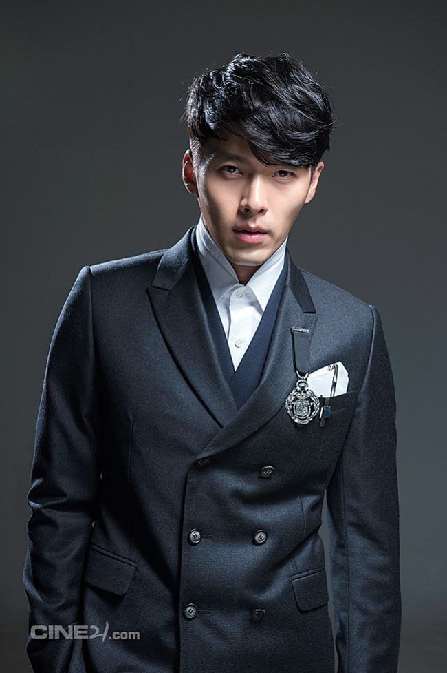 Penggemar serial drama Korea pasti mengenal sosok pria tampan ini. Dia adalah Hyun Bin. Berdasarkan perhitungan Golden Ratio yang dilakukan oleh para pakar kecantikan, aktor 35 tahun itu merupakan salah satu pria paling tampan. Wajah seseorang memenuhi Golden Ratio-nya apabila garis wajah dari bagian trichion (atas dahi atau garis rambut) hingga ke bagian menton (paling bawah dagu), serta garis wajah dari ujung pipi kiri hingga ujung pipi kanan berbanding 1,618:1. Dan Hyun Bin memenuhi kriteria tersebut.Foto: Ist.