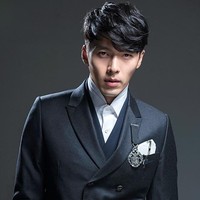 Penggemar serial drama Korea pasti mengenal sosok pria tampan ini. Dia adalah Hyun Bin. Berdasarkan perhitungan Golden Ratio yang dilakukan oleh para pakar kecantikan, aktor 35 tahun itu merupakan salah satu pria paling tampan. Wajah seseorang memenuhi Golden Ratio-nya apabila garis wajah dari bagian trichion (atas dahi atau garis rambut) hingga ke bagian menton (paling bawah dagu), serta garis wajah dari ujung pipi kiri hingga ujung pipi kanan berbanding 1,618:1. Dan Hyun Bin memenuhi kriteria tersebut.Foto: Ist.