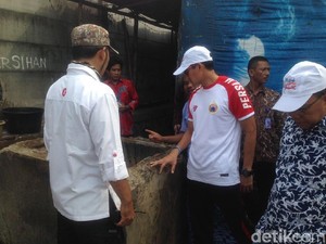Sandiaga Cek Penyulingan Air di Kampung Bayam