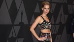 Jennifer Lawrence Pamer Pinggang Ramping di Karpet Merah