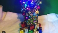 Kalau suka gemerlap, pasang saja lampu Natal di seluruh bagian nanas. Seperti yang dilakukan @hotdamnem ini. Kado mungilpun ditaruh di bagian bawah nanas persis seperti pohon natal ya!Foto: Istimewa