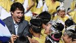 Gaya PM Kanada Trudeau Gendong Bayi dan Beli Fast Food di Manila