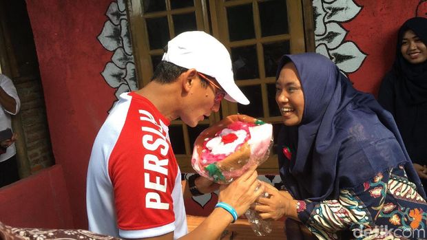 Sandiaga Cek Penyulingan Air di Kampung Bayam