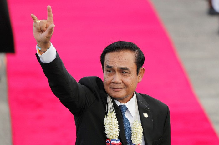 Thailands Prime Minister Prayuth Chan-ocha waves to the crowd upon his arrival to attend the Association of Southeast Asian Nations (ASEAN) Summit and related meetings in Clark, Pampanga, northern Philippines November 12, 2017. REUTERS/Erik De Castro