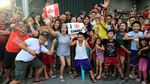 Gaya PM Kanada Trudeau Gendong Bayi dan Beli Fast Food di Manila
