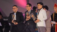 Aghi Narottama, Tomy Merle, Bemby Gusti  mewakili Pengabdi Setan menang di kategori Penata Musik Terbaik. Foto: (Panitia FFI 2017)