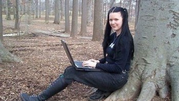 Raven Adler,  merupakan wanita pertama yang menghadiri konferensi hacker DevCon. Raven dikenal suka berpenampilan gotik. Keahliannya di bidang sekuriti memang tidak bisa dipandang remeh. Dia ahli dalam bidang ISP backbone networking, protocol decoding dan sekuriti Linux/BSD. Foto: internet