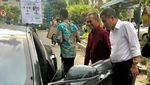 Jonan Lihat Mobil Listrik Tesla Dahlan Iskan