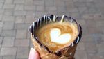 Nyeleneh! Kopi ini Disajikan dalam Centong Sayur hingga Kotak Smartphone