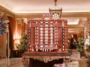 Hotel Mewah Ini Membuat Miniatur Hotel Seperti Aslinya dari Kue Jahe