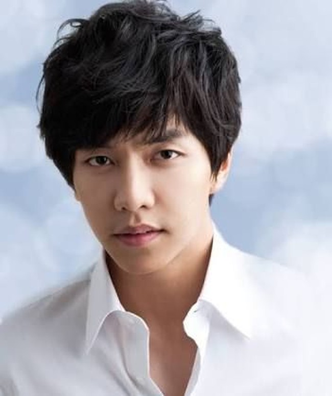 Lee Seung Gi adalah salah satu musisi tertampan di Korea. Dia bukan hanya piawai bernyanyi tapi juga bermain alat musik, gitar dan piano. Ketampanannya pernah memikat hati ersonel SNSD, Yoona. Keduanya berkencan pada 2013 dan putus pada 2015 dengan alasan sering berjauhan karena sibuk dengan karier masing-masing. Foto: Ist.