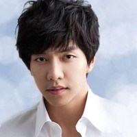 Lee Seung Gi adalah salah satu musisi tertampan di Korea. Dia bukan hanya piawai bernyanyi tapi juga bermain alat musik, gitar dan piano. Ketampanannya pernah memikat hati ersonel SNSD, Yoona. Keduanya berkencan pada 2013 dan putus pada 2015 dengan alasan sering berjauhan karena sibuk dengan karier masing-masing. Foto: Ist.