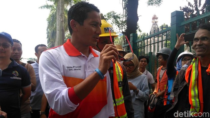 Tinjau Proyek di GBK, Sandi Ingatkan Soal Kamar Mandi dan Parkir