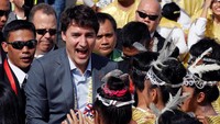 Trudeau tampak begitu bersemangat saat turun dari pesawat (Foto: REUTERS/Erik De Castro)
