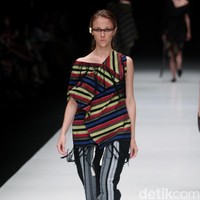 Rancangan terbaru dari Lulu Lutfi Labibi yang mengangkat tema Persimpangan di Jakarta Fashion Week 2018, Senayan City, Jakarta, Kamis (26/10/2017). Foto: Mohammad Abduh/Wolipop