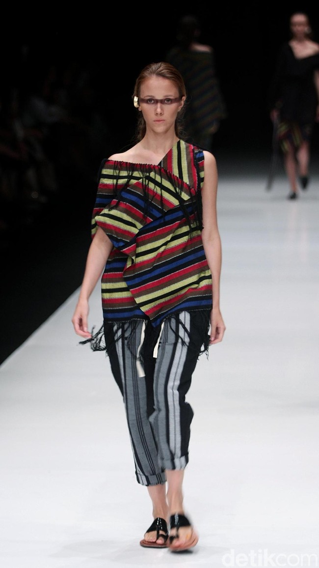 Rancangan terbaru dari Lulu Lutfi Labibi yang mengangkat tema Persimpangan di Jakarta Fashion Week 2018, Senayan City, Jakarta, Kamis (26/10/2017). Foto: Mohammad Abduh/Wolipop