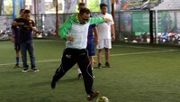 Menaker Hanif Dhakiri melepaskan tendangan dari tengah lapangan. Pool/BPJS TK.