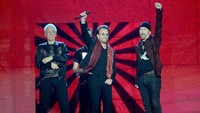 Grup musik U2 juga turut memeriahkan MTV EMA 2017. Foto: Getty Images for MTV