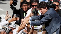 Banyak warga Filipina yang ingin bersalaman dengan Trudeau. 