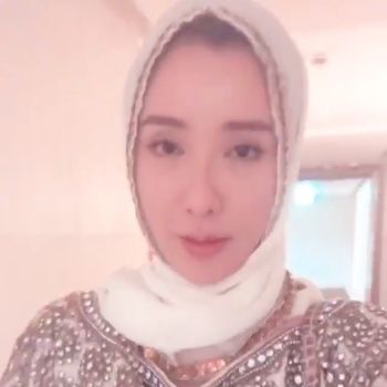 Biasa Tampil Seksi, Sosialita Cantik Jamie Chua Berhijab Saat ke Abu Dhabi