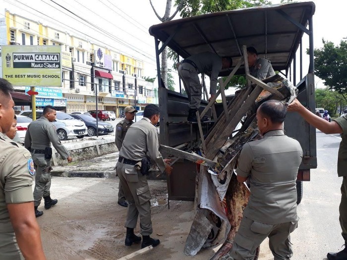 PKL yang Berjualan di Trotoar Jalan Protokol Pekanbaru Ditertibkan