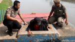 Petugas Usir Warga yang Tinggal di Saluran Air KBB