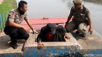 Polisi pun meminta pria itu untuk keluar dan pergi.