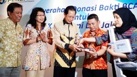 Donasi tersebut akan digunakan SPBK Perdami DKI Jakarta untuk membantu penyelenggaraan operasi katarak gratis. Pool/BCA.