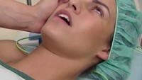 Wanita ini masih di tengah wawancara ketika dokter mulai memberikan obat bius. Ia pun berusaha untuk tetap berbicara namun kemudian putus di tengah kalimat, hilang kesadaran dengan mata dan mulut masih terbuka. (Foto: Youtube/availabant)