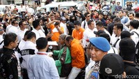 Adegan prarekonstruksi di lokasi berlangsung cepat. Seorang driver ojek online bernama Rahmat juga ikut dalam prarekontruksi itu. Rahmat mengantarkan Helmi sejak dari Bekasi ke klinik hingga ke Polda Metro Jaya.