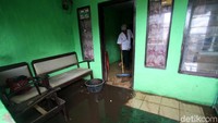 Warga mulai bersih-bersih rumah mereka.