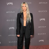 Belum lama ini Kim Kardashian juga sempat tampil dengan gaya yang sama saat menyambangi LACMA Art + Film Gala. Setelan longgar hitam polos dari Gucci - tanpa bra - menjadi gaya andalannya. Rambut platinum panjangnya juga tergerai bebas. Mungkinkah Demi meniru gaya Kim Kardashian?  (Foto: Getty Images)