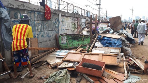 Satpol PP Tertibkan Puluhan Bangunan Liar di Kanal Banjir Barat