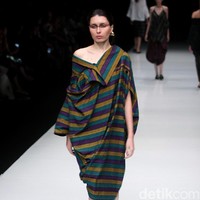 Rancangan terbaru dari Lulu Lutfi Labibi yang mengangkat tema Persimpangan di Jakarta Fashion Week 2018, Senayan City, Jakarta, Kamis (26/10/2017). Foto: Mohammad Abduh/Wolipop