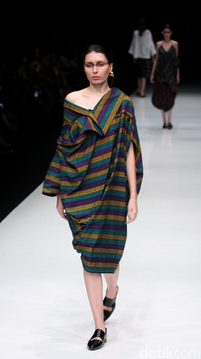Rancangan terbaru dari Lulu Lutfi Labibi yang mengangkat tema Persimpangan di Jakarta Fashion Week 2018, Senayan City, Jakarta, Kamis (26/10/2017). Foto: Mohammad Abduh/Wolipop