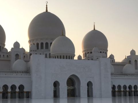 Biasa Tampil Seksi, Sosialita Cantik Jamie Chua Berhijab Saat ke Abu Dhabi