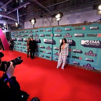 Pelantun Sorry, Not Sorry itu mengenakan setelan longgar rancangan Baja East yang terdiri dari blazer putih dan celana high-waist yang sama-sama bermotif plaid atau kotak-kotak.  (Foto: Getty Images)