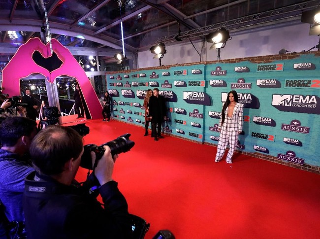 Pelantun Sorry, Not Sorry itu mengenakan setelan longgar rancangan Baja East yang terdiri dari blazer putih dan celana high-waist yang sama-sama bermotif plaid atau kotak-kotak.  (Foto: Getty Images)