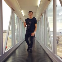 Marc Marquez senang tampil sederhana dengan jeans dan kaus. Seperti penampilannya saat di bandara ini. Pebalap 24 tahun itu tampil dengan busana serba hitam. Foto: Dok. Instagram