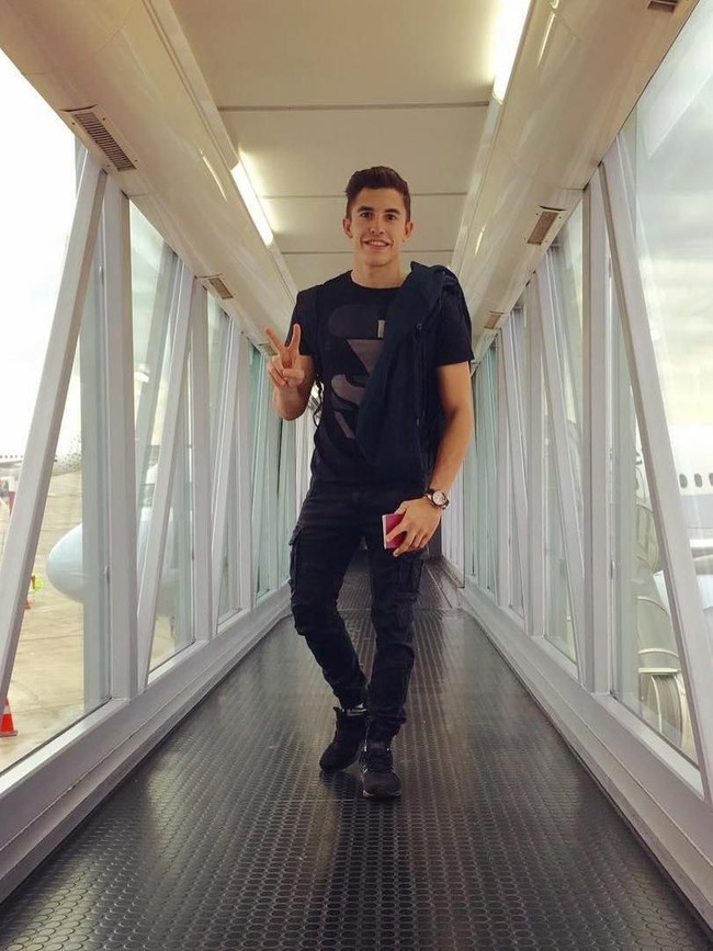 Marc Marquez senang tampil sederhana dengan jeans dan kaus. Seperti penampilannya saat di bandara ini. Pebalap 24 tahun itu tampil dengan busana serba hitam. Foto: Dok. Instagram