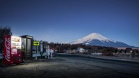 Ada lebih dari 5,5 juta vending machine di Jepang dengan perbandingan setiap satu mesinnya untuk 23 penduduk, adalah rasio tertinggi di dunia. Nampak mesin penjual otomatis itu berlatarbelakang Gunung Fuji (Dok. Eiji Ohashi/CNN Style)