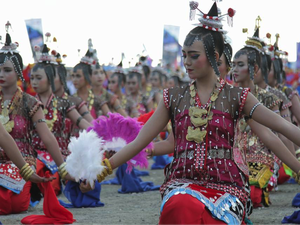 Tarian Kolosal Meriahkan Festival Wakatobi Wave
